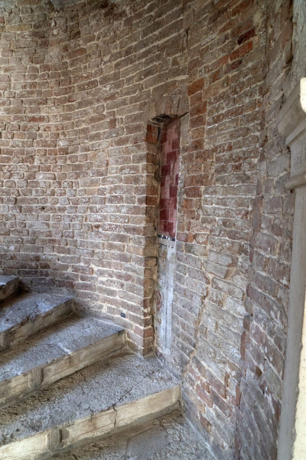 Wilgoć w piwnicy starej kamienicy: osuszanie i zabezpieczenie murów