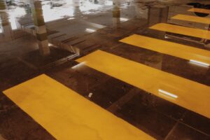 Próba osuszania przy aktywnym wycieku jest z góry skazana na niepowodzenie — wilgoć wróci szybciej, niż zdąży odparować.