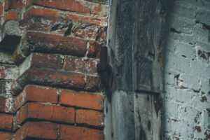 Wilgoć w piwnicy starej kamienicy: osuszanie i zabezpieczenie murów